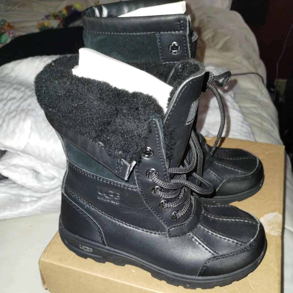 Ugg boys boys in black. Excellent condition worn once.